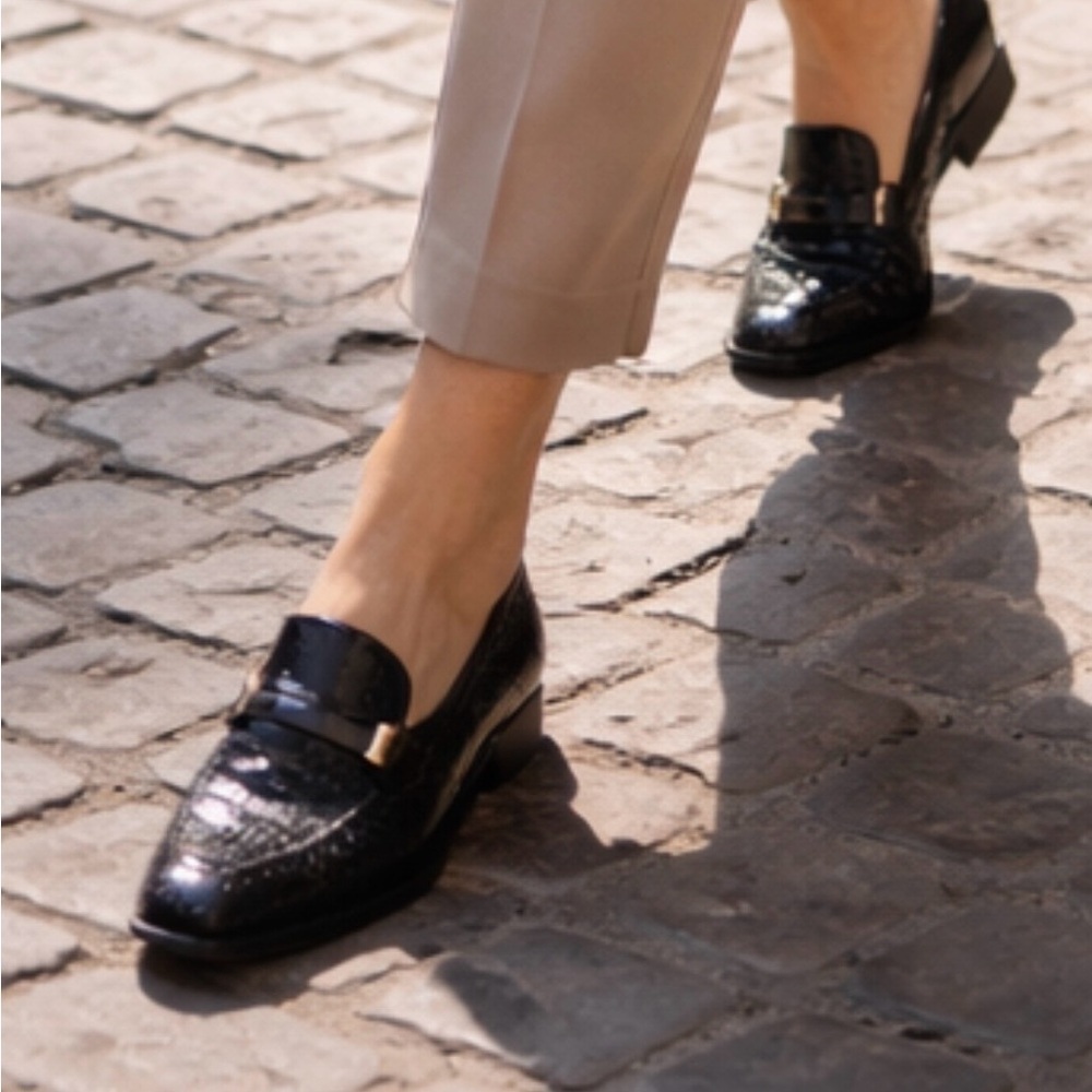 TOD'S Women's Italian Leather 
snakeskin-embossed finish pebbled sole loafers.